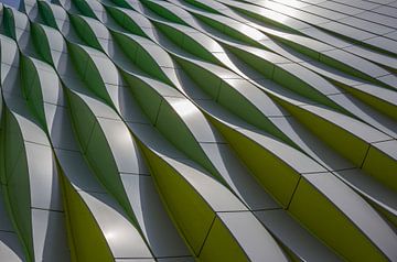 Sonnenlicht auf den wellenförmigen abstrakten Formen der UMCG in Groningen