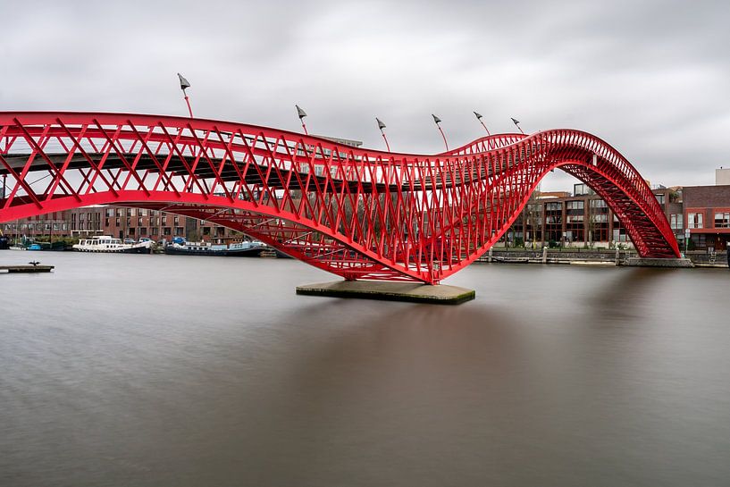 Rode Pythonbrug een voetbrug in Amsterdam-Oost. van Jolanda Aalbers