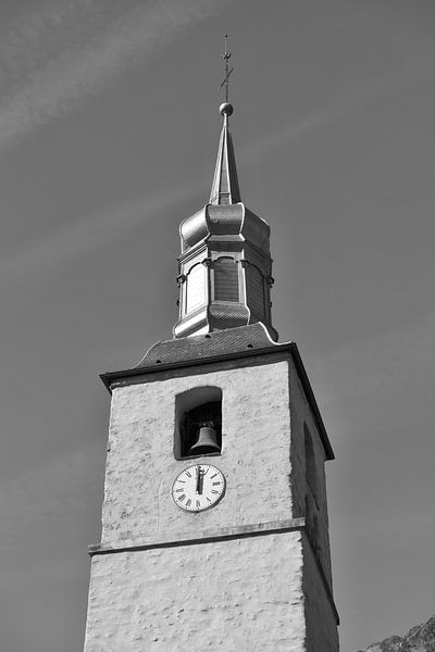 Monochromer Glockenturm der Kapelle von Chamonix Mont-Blanc von Luci Boreali