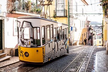 Lissabon, beroemd geel trammetje in een schuine straat van Eric van Nieuwland