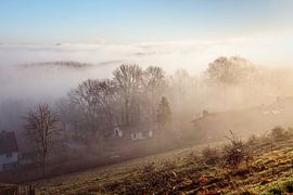 Le pays des collines dans le brouillard