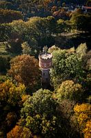 Der alte Wasserturm in Zaltbommel im Herbst.