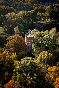 De oude watertoren in Zaltbommel tijdens de herfst.