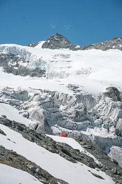 Tent voor grote gletsjer van Joep van de Zandt