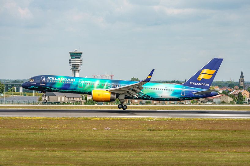 Icelandair Boeing 757 with Hekla Aurora livery. by Jaap van den Berg