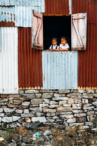 Indiase kinderen genieten van het uitzicht vanuit hun school. Foto 2a
