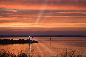 Vuurtoren in de haven bij zonsondergang van Martin Köbsch