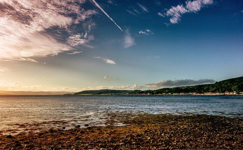 De kust van Inverness in Schotland. s Avonds bij zonsondergang in prachtige idylle en eenzaamheid.