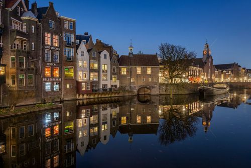 De Aelbrechtskolk in historisch Delfshaven tijdens het blauwe uur