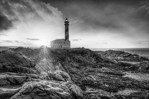 Insel Menorca mit Leuchtturm an schöner Küste. Black & White Landschaftsbild.