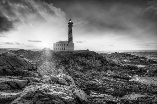 Eiland Menorca met vuurtoren aan prachtige kust. Black & White landscape painting.