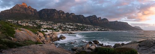Camps Bay zonsondergang in Kaapstad (panorama)