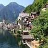 Het pittoreske dorpje ligt ingeklemd tussen de Halstättersee en de Dachsteinbergen. van Ton Tolboom