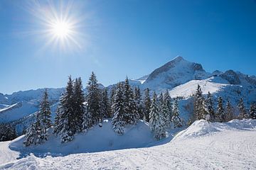 mooi skigebied Garmisch, Kreuzeck. uitzicht op alpspitze berg van SusaZoom