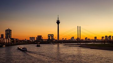 Düsseldorf bij zonsondergang van Michael Blankennagel