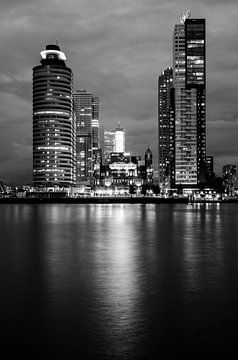 Black and white-night Wilhelminapier Rotterdam van Maurice Verschuur