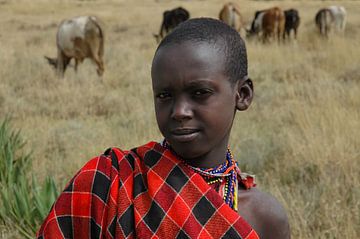 Beschouwende blik van een Masai meisje van Gonnie van de Schans