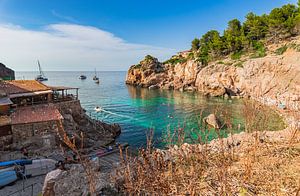 Belle vue de la plage de Cala Deia avec des bateaux au mouillage dans la baie. sur Alex Winter