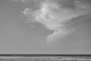 Vissersbootje op de Waddenzee en een fraaie wolkenpartij van Harrie Muis