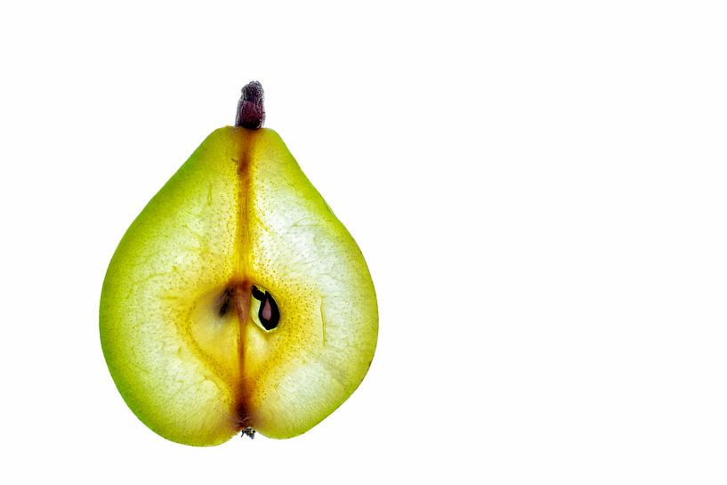 Scheibe der grünen Birne isoliert auf weißem Hintergrund. von Carola Schellekens