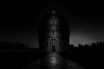 Donker Baptisterium in Pisa van Rene Siebring