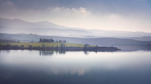 Lac de Santa Luce par un matin brumeux. Toscane