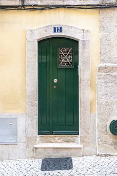 De groene deur nr 17 in Alfama Lissabon Portugal - Pastel geel zomer straat en reisfotografie