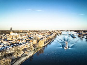 Vue de la ville de Kampen sur la rivière IJssel par un froid soleil d'hiver sur Sjoerd van der Wal Photographie