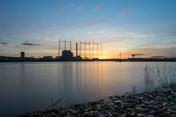 Elektriciteitscentrale Nijmegen tijdens fantastische zonsondergang van Patrick Verhoef