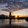 Coucher de soleil avec un moulin à vent néerlandais dans les eaux de Kralingse Plas, Rotterdam, Pays sur Tjeerd Kruse