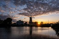 Zonsondergang met Nederlandse windmolen in de wateren van Kralingse Plas, Rotterdam, Nederland van Tjeerd Kruse thumbnail