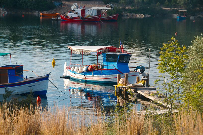 Kleines Fischerboot Griechenland von Peter Schoo - Natuur & Landschap