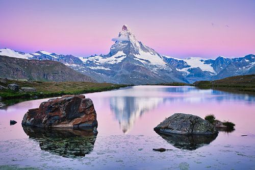 De Matterhorn met weerspiegeling tijdens zonsopkomst in de Alpen