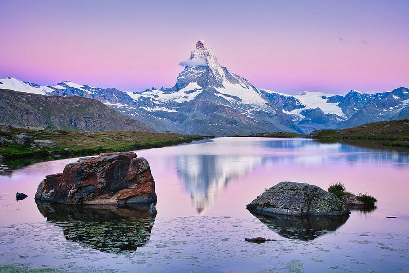 Das Matterhorn mit Reflexion bei Sonnenaufgang in den Alpen von iPics Photography