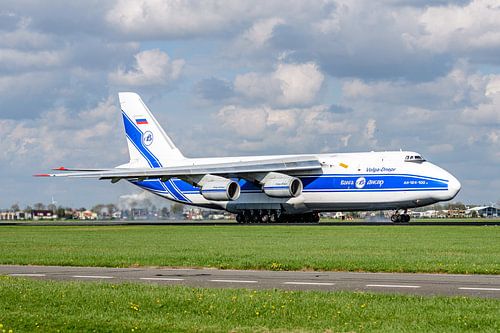 Antonov 124 von Volga-Dnepr landet auf der Polderbaan.