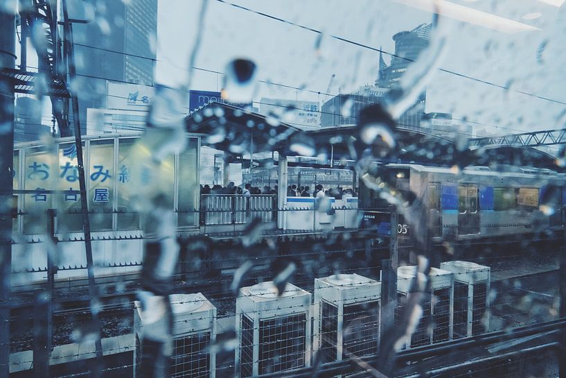 La gare de Tokyo sous la pluie par Tom Rijpert