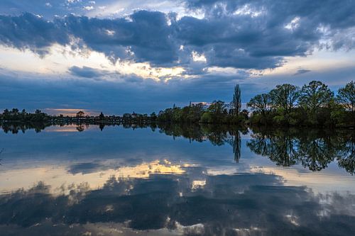 Het baggermeer in het avondlicht