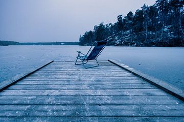 abandoned chair by FotoSynthese