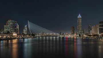 Uitzicht op de skyline van Rotterdam in de avond van Meindert Marinus