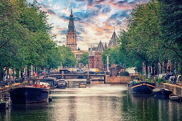De stad Amsterdam bij zonsondergang van Manjik Pictures