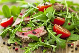 Fillet steak with salad by de-nue-pic