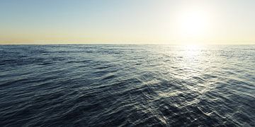 Zonsopgang over wijde oceaan van Andreas Berheide Photography