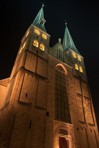 Deventer Bergkerk in de avond von Tonko Oosterink