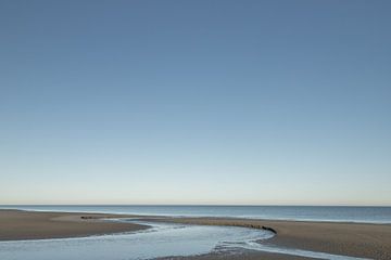 Het strand op, terug naar zee. van Hans-Peter Nouwen