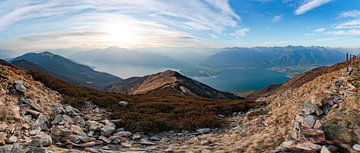 Vue panoramique du Monte Gambarogno sur le Lac Majeur sur Leo Schindzielorz