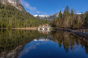 Ein Idyll in Oberbayern, der Pflegersee zwischen Alpen und Wäldern