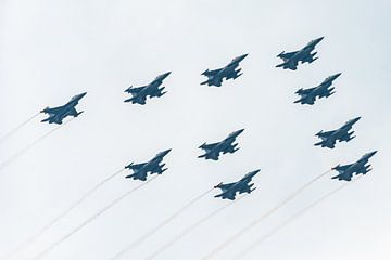 Nederlandse F16 vliegtuigen in formatie van Brian Morgan