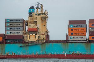 Een containerschip nadert de haven