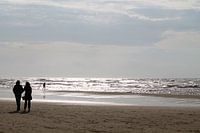 Een wandeling over het strand bij ondergaande zon.