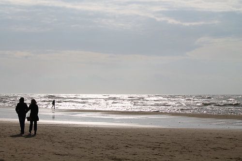 Ein Spaziergang am Strand bei Sonnenuntergang.